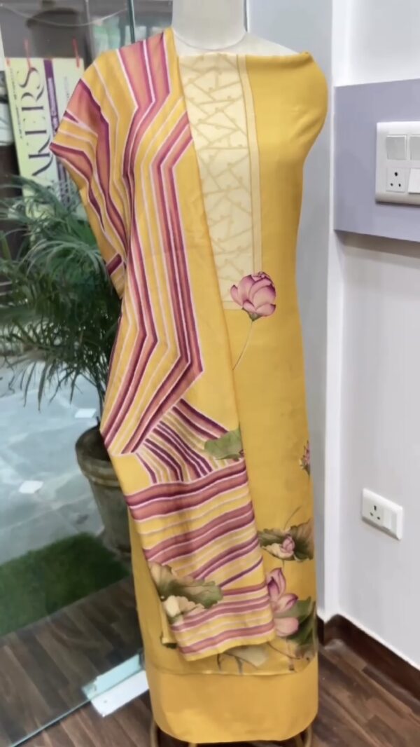 MUSLIN✨🌼🌷  Beautiful Floral Printed Muslin suit perfectly paired with printed Muslin dupatta.😍