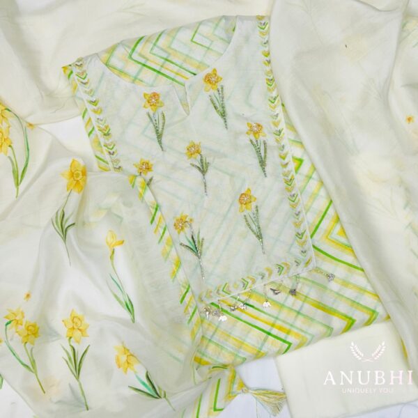 EMBROIDERED MUSLIN✨🌼🌷  "Beautiful Floral Printed Muslin suit perfectly paired with printed Muslin dupatta"😍