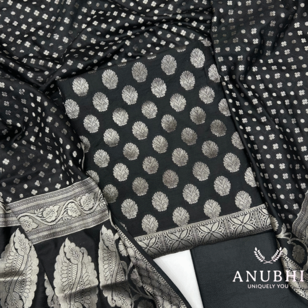 BANARASI ✨  Elevating elegance in this stunning Banarasi Cotton suit set, perfectly paired with a Banarasi dupatta.😍