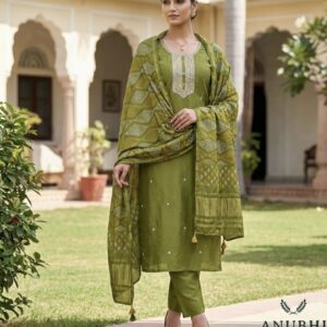 EMBROIDERED SILK ✨  Adorn this beautiful embroidered Silk suit with a matching embroidered Muslin dupatta for a touch of timeless grace.✨